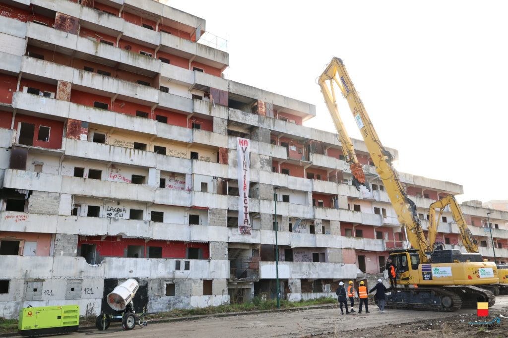 Avviata la demolizione della Vela Rossa: un passo decisivo per l’operazione ReStart Scampia, simbolo di rinascita e coesione territoriale