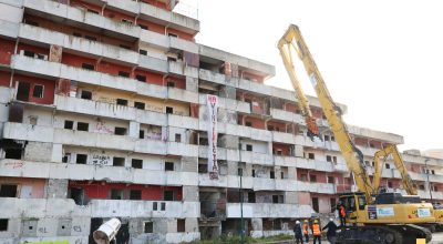 Avviata la demolizione della Vela Rossa: un passo decisivo per l’operazione ReStart Scampia, simbolo di rinascita e coesione territoriale